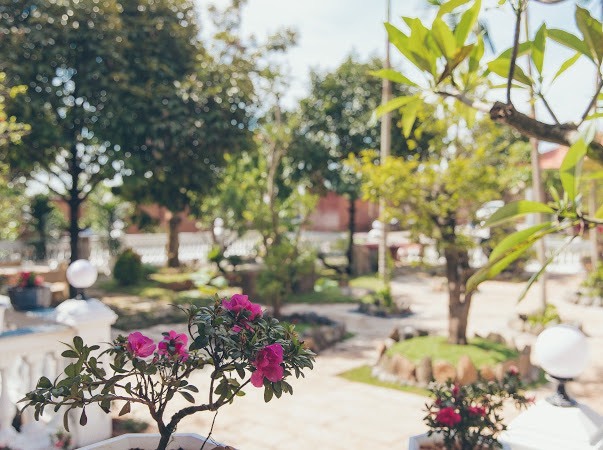 Theo chia sẻ của Lý Nhã Kỳ, cô xây dựng biệt phủ như một món quà dành tặng mẹ nhân dịp Vu Lan, đồng thời thực hiện tâm nguyện của gia đình. Ảnh: Tổng hợp