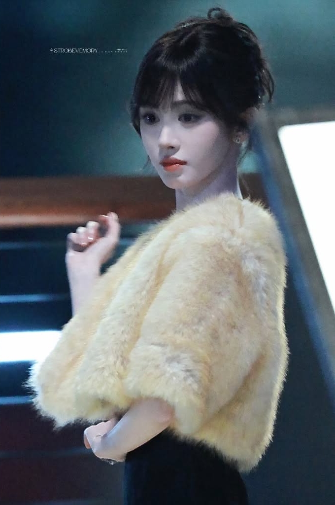 Đang hot mỹ nhân có gương mặt mà mọi trai tồi đều không dám lại gần: Đẹp xuất thần vừa ngắm vừa rén