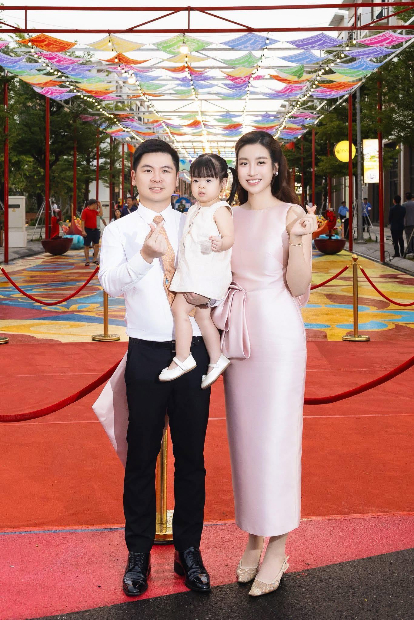 Gia đình Đỗ Mỹ Linh - Đỗ Vinh Quang. Ảnh: FBNV.
