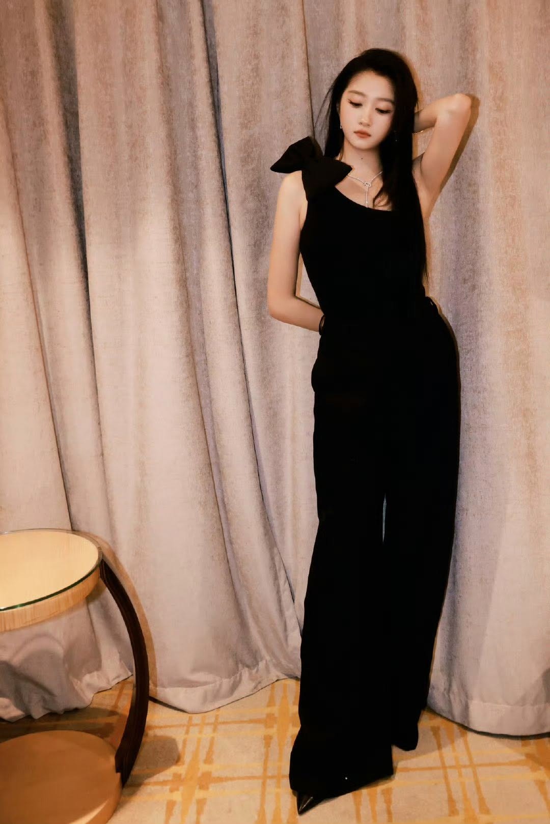 Mỹ nhân chân dài nhất nhì showbiz: Mặc gì cũng đẹp như kiệt tác, càng diện đơn giản càng cuốn hút