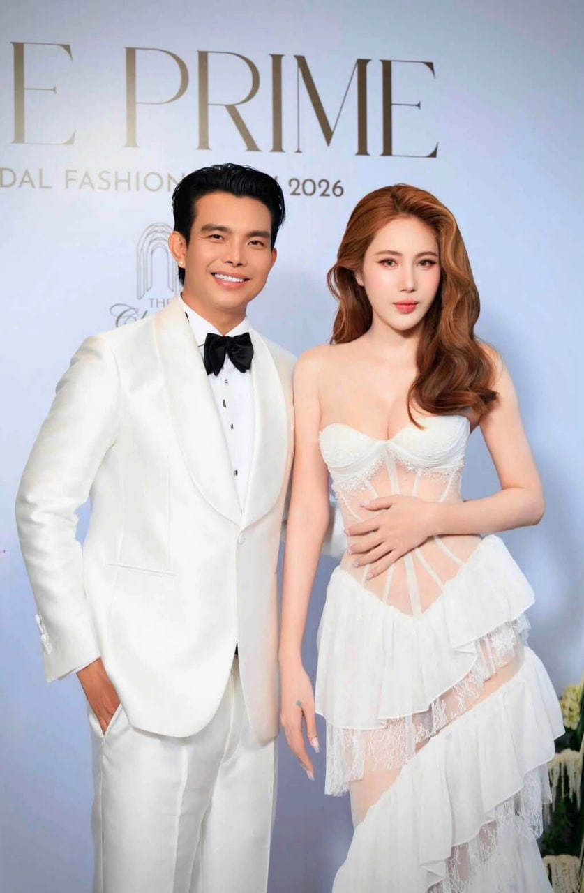 Mẫu váy này được NTK Đỗ Long thiết kế dành riêng cho Thủy Tiên với dụng ý tôn lên vóc dáng gợi cảm, quyến rũ của nữ ca sĩ.