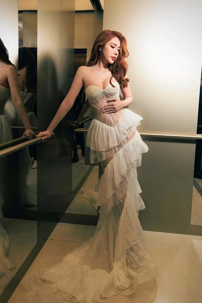Phần lỗi trang phục thực chất do phía Thủy Tiên thắt sai corset.