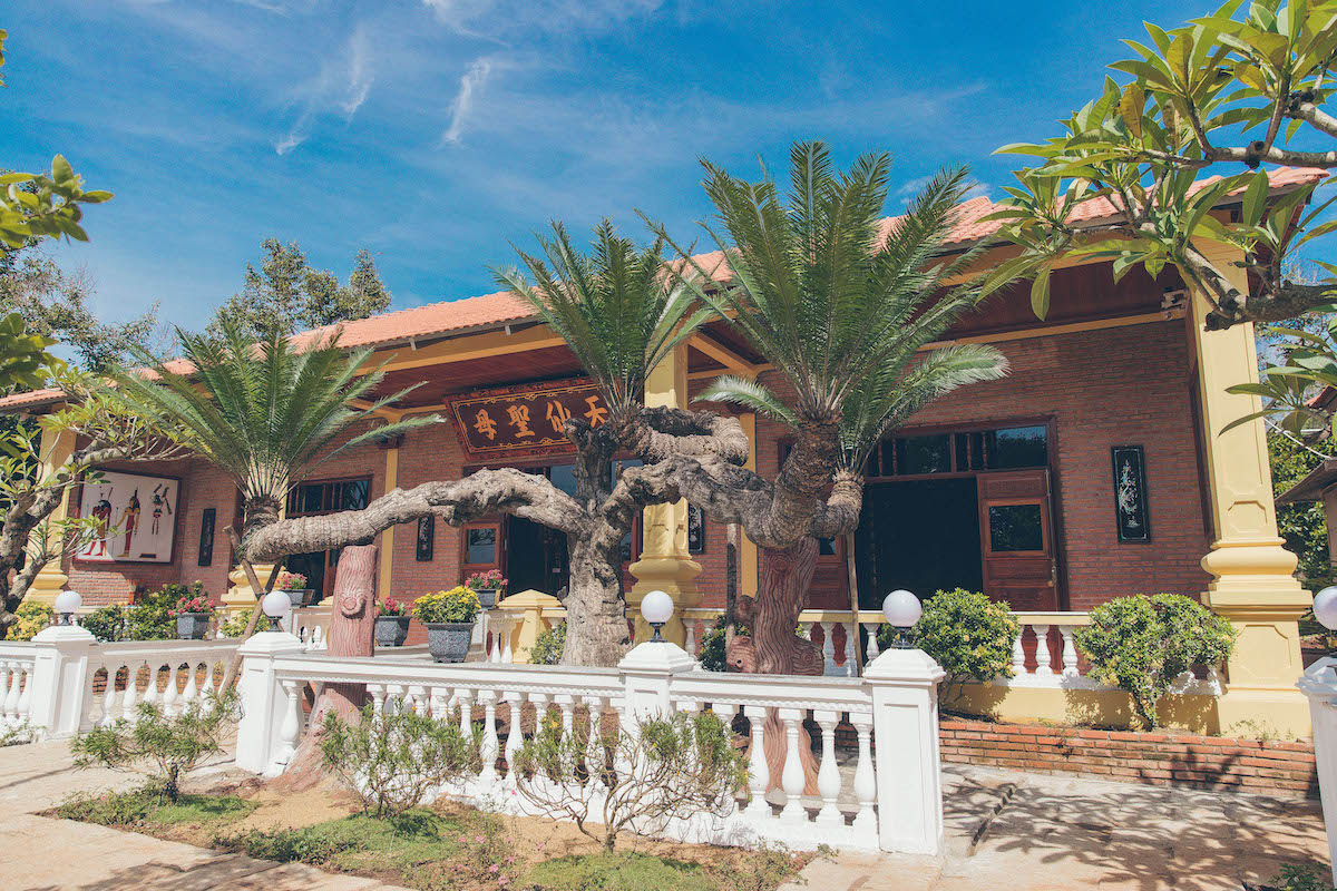 Khu nhà chính sử dụng nhiều vật liệu như gỗ, mái ngói đỏ và gạch đỏ, tạo cảm giác gần gũi với không gian làng quê Việt Nam. Ảnh: Tổng hợp