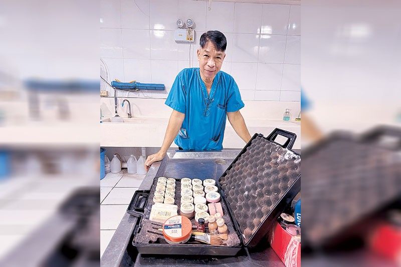 Ông Roy Caupe (61 tuổi) làm công việc chăm sóc hình hài người quá cố