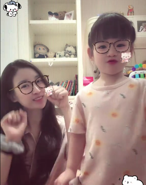 Thỉnh thoảng Tuệ An bắt trend cùng mẹ với những clip vui nhộn. Ảnh: TikTok NV.
