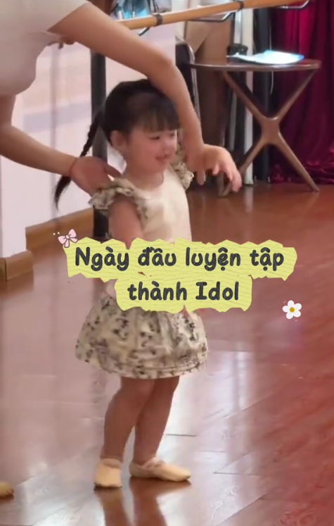 Bé cũng được mẹ cho di học múa khi 3 tuổi. Ảnh: TikTok NV.