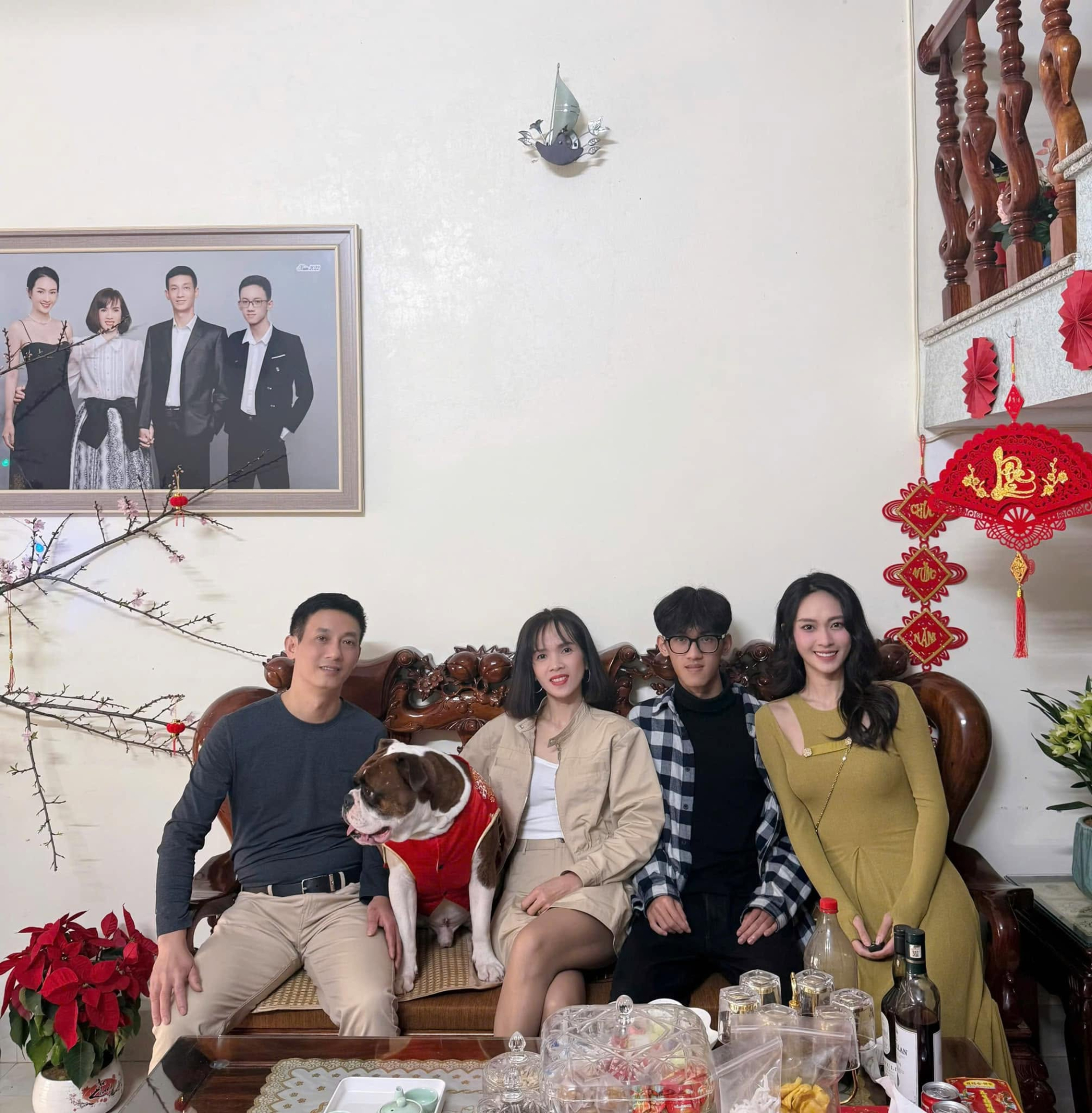 Nội thất bên trong nhà khá cơ bản, đủ cho sinh hoạt của gia đình