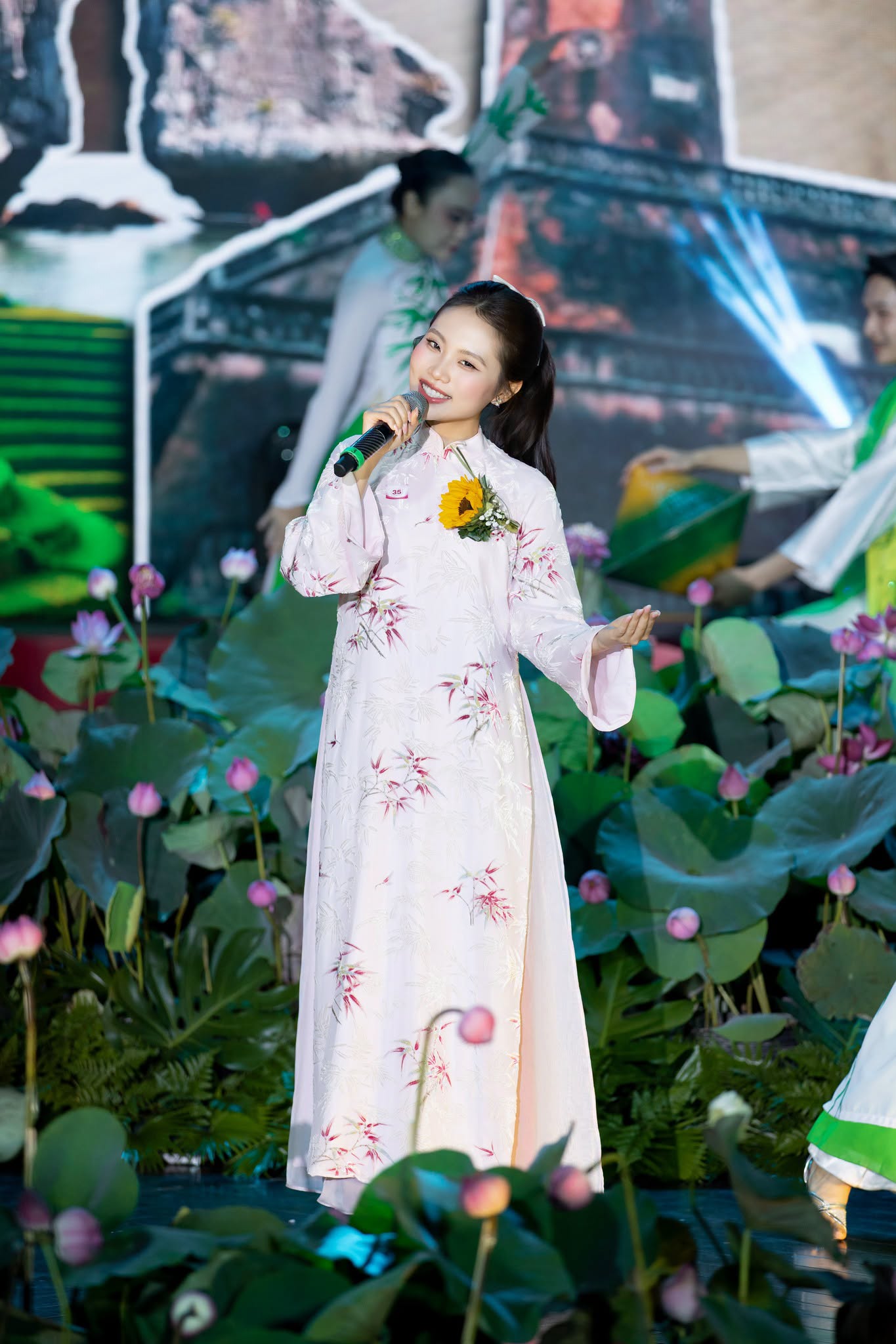 Trong một số tiết lộ trước đây, Quang Lê từng cho biết cát-xê của Phương Mỹ Chi từng nhận khoảng 6.000 USD cho mỗi show tại Mỹ