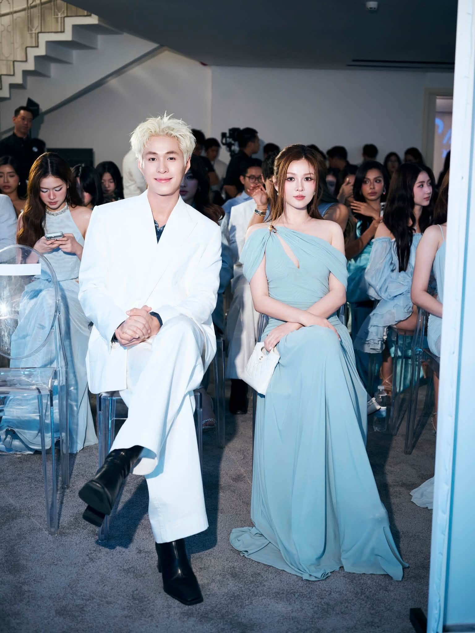 Bạn gái hơn 7 tuổi xuất hiện bên Anh trai say hi, còn được thơm má công khai