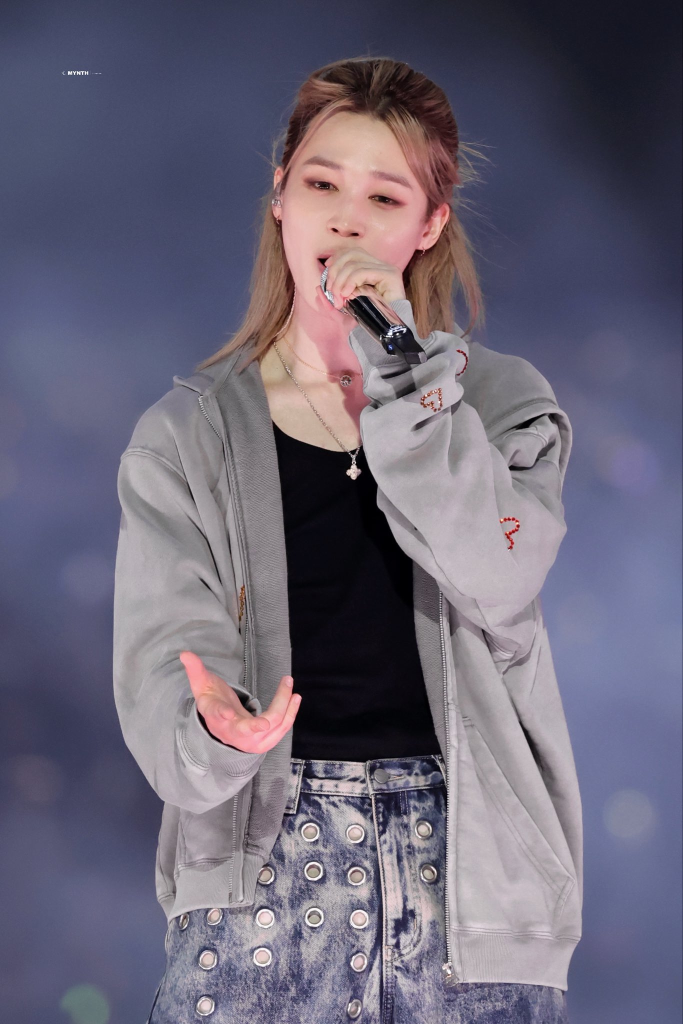 Jimin nhận được nhiều lời khen với hành động dành cho fan nhí