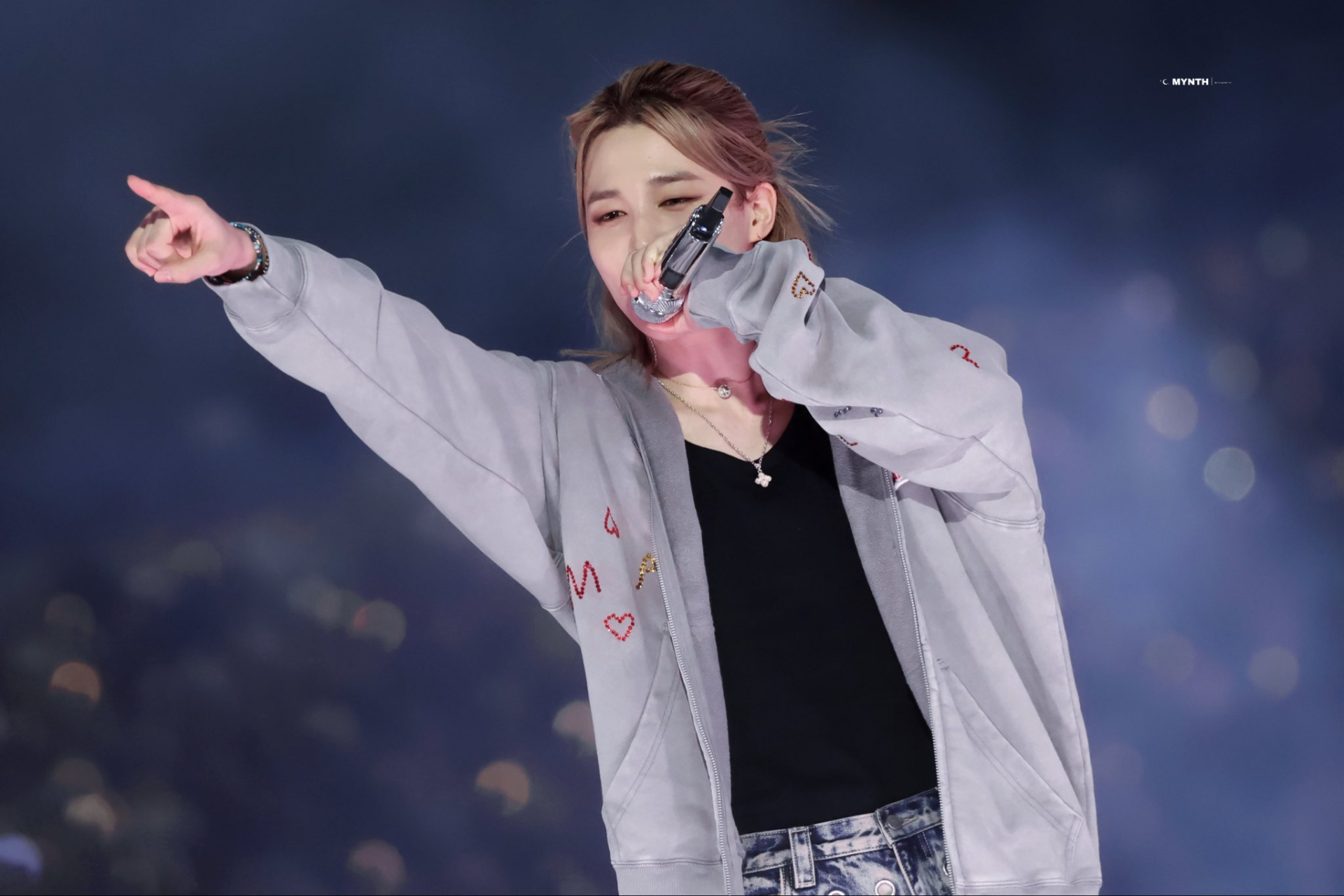 Hiện đoạn clip ghi lại khoảnh khắc giữa Jimin và fan nhí vẫn tiếp tục được người hâm mộ chia sẻ trên mạng xã hội