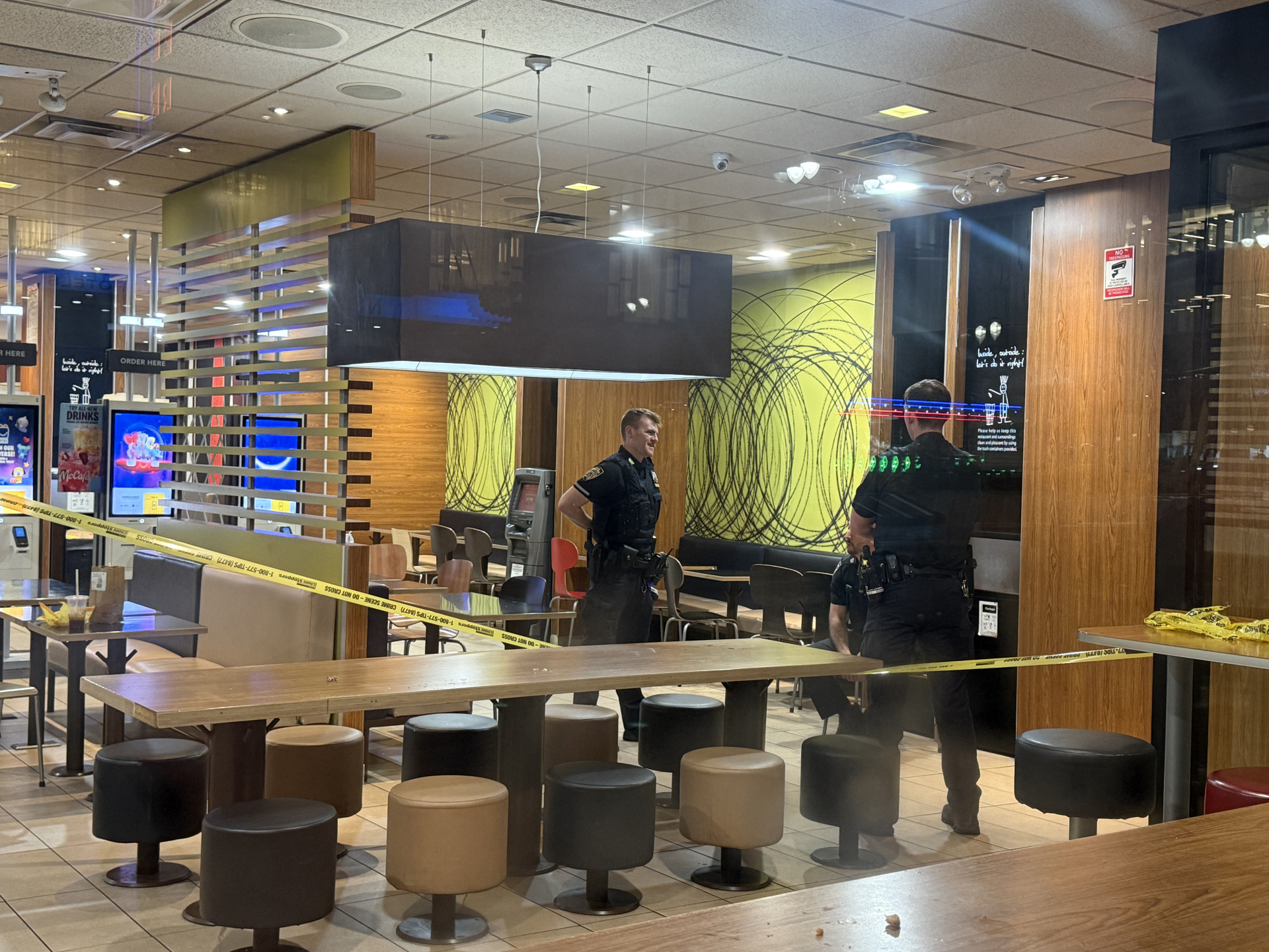 Cảnh sát đang điều tra vụ đâm người bên trong nhà hàng McDonald’s tại góc Đại lộ 8 và Đường 35 ở Manhattan. (Ảnh: Robert Mecea/ New York Post)