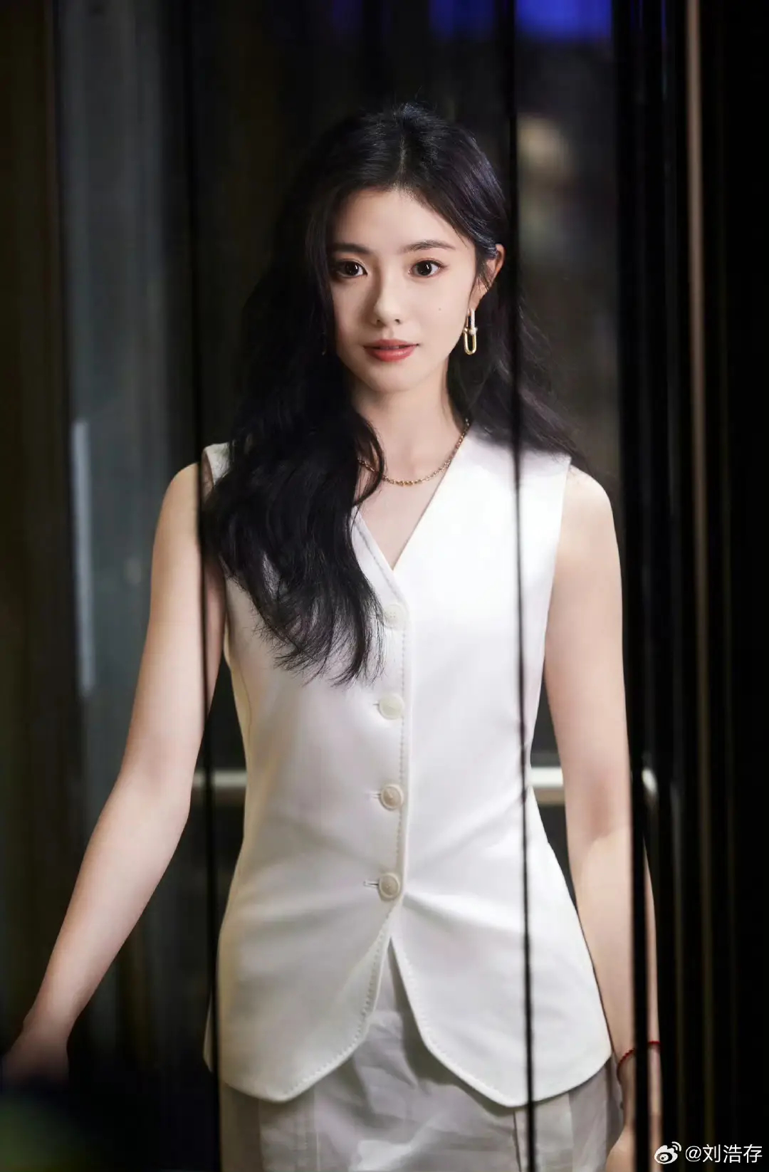 Mỹ nhân rơi lệ khiến triệu người muốn che chở: Gương mặt trong suốt như pha lê, lại thêm gu ăn mặc quá đẹp