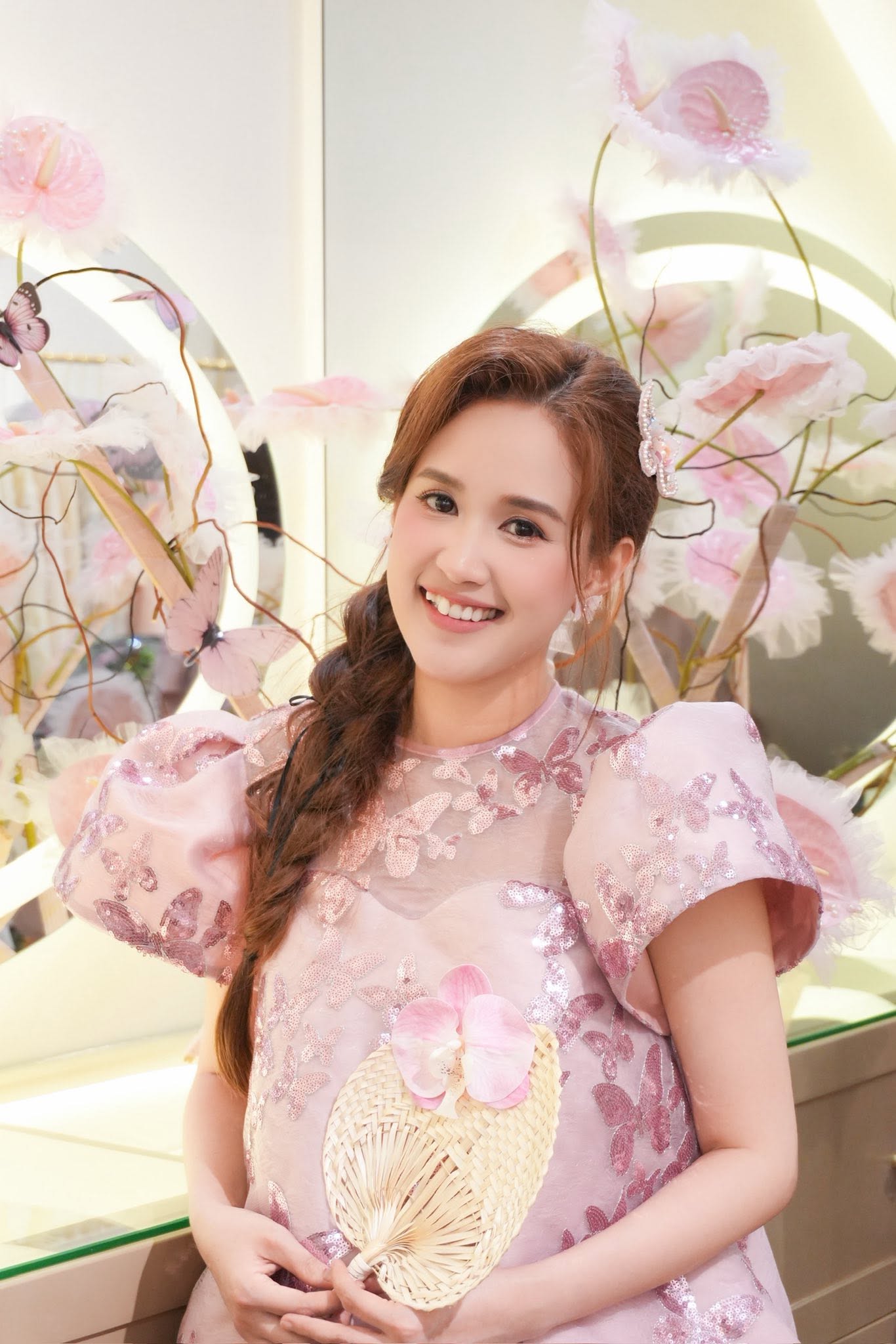 Mỹ nhân mang gương mặt của Mai Phương Thuý và Bạch Lộc cộng lại: U40 mà trẻ phát hờn, nói gái đôi mươi cũng tin