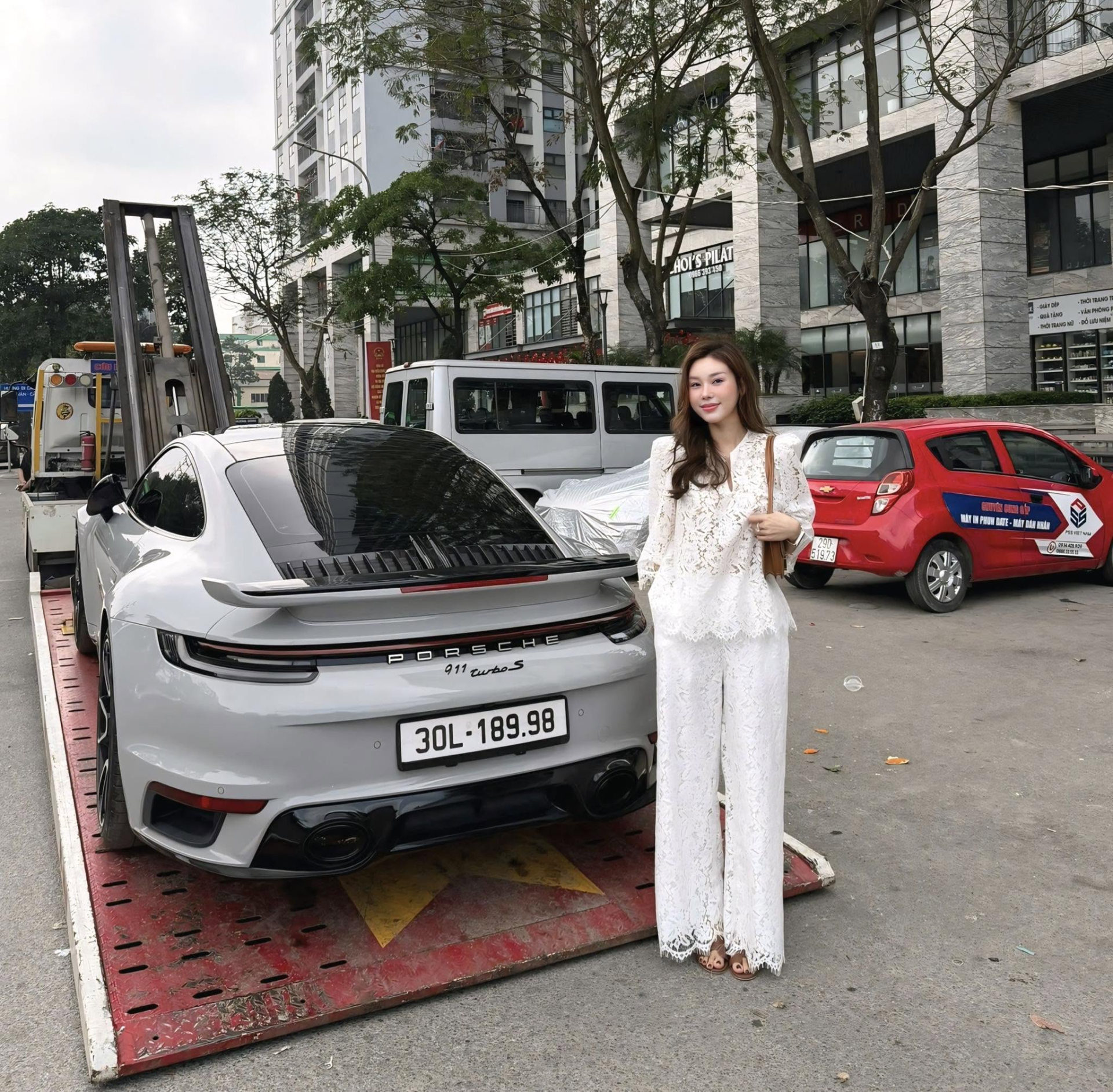 Quỳnh Trần Daily tặng chồng siêu xe Porsche