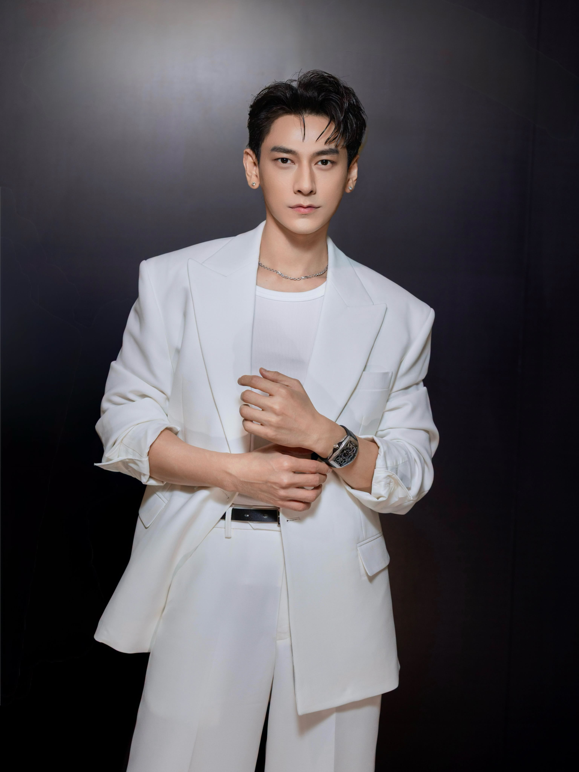 Sở hữu ngoại hình nổi bật, Isaac nhiều năm qua vẫn được khán giả nhớ đến như một trong những nam thần đình đám của showbiz Việt