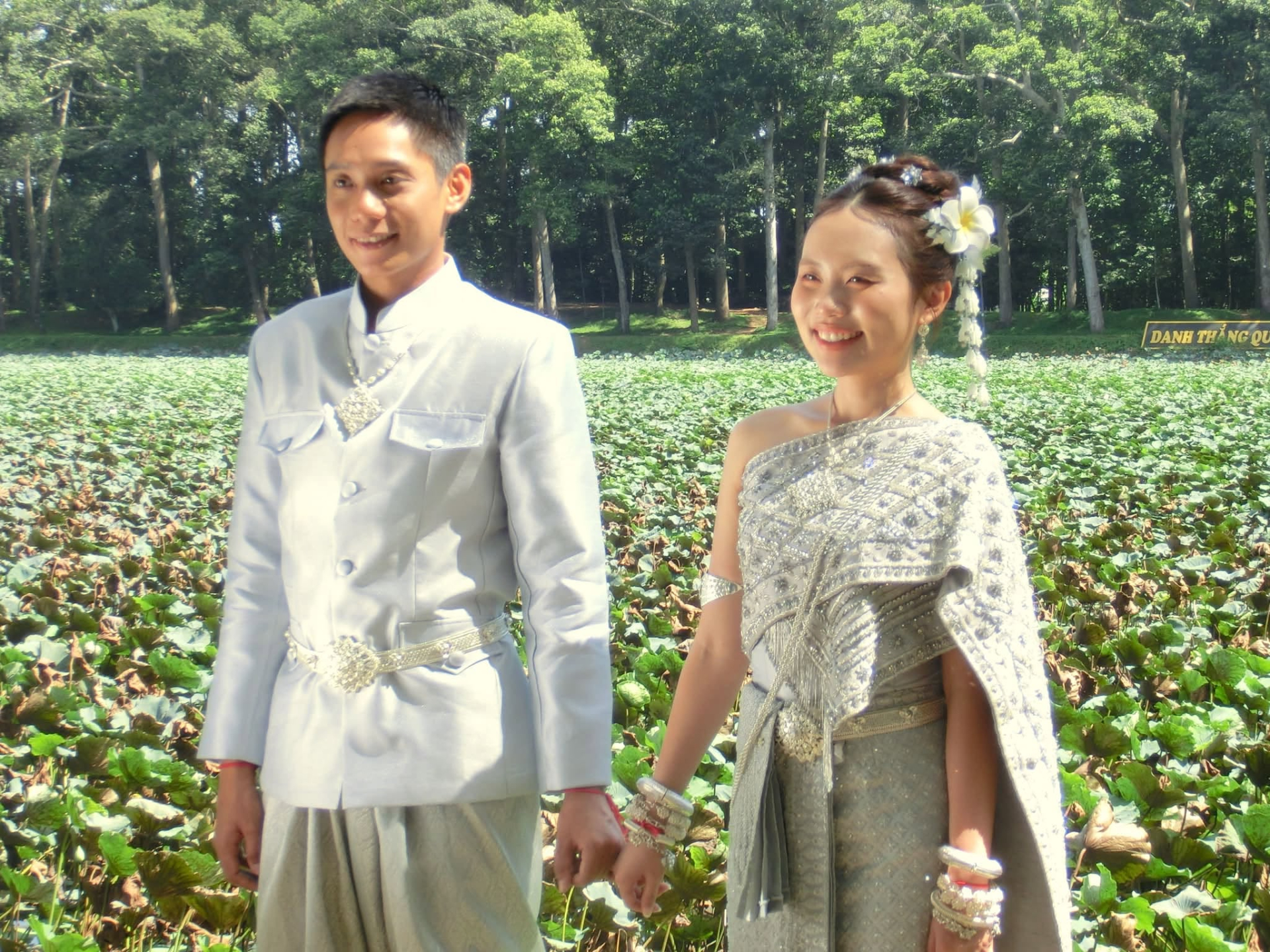 Trong MV, Phương Mỹ Chi và Bảo Định vào vai Chi và Định, hai người lớn lên bên nhau trong không gian văn hóa Khmer Nam Bộ và loạt khoảnh khắc tương tác của cả hai nhanh chóng thu hút sự quan tâm lớn