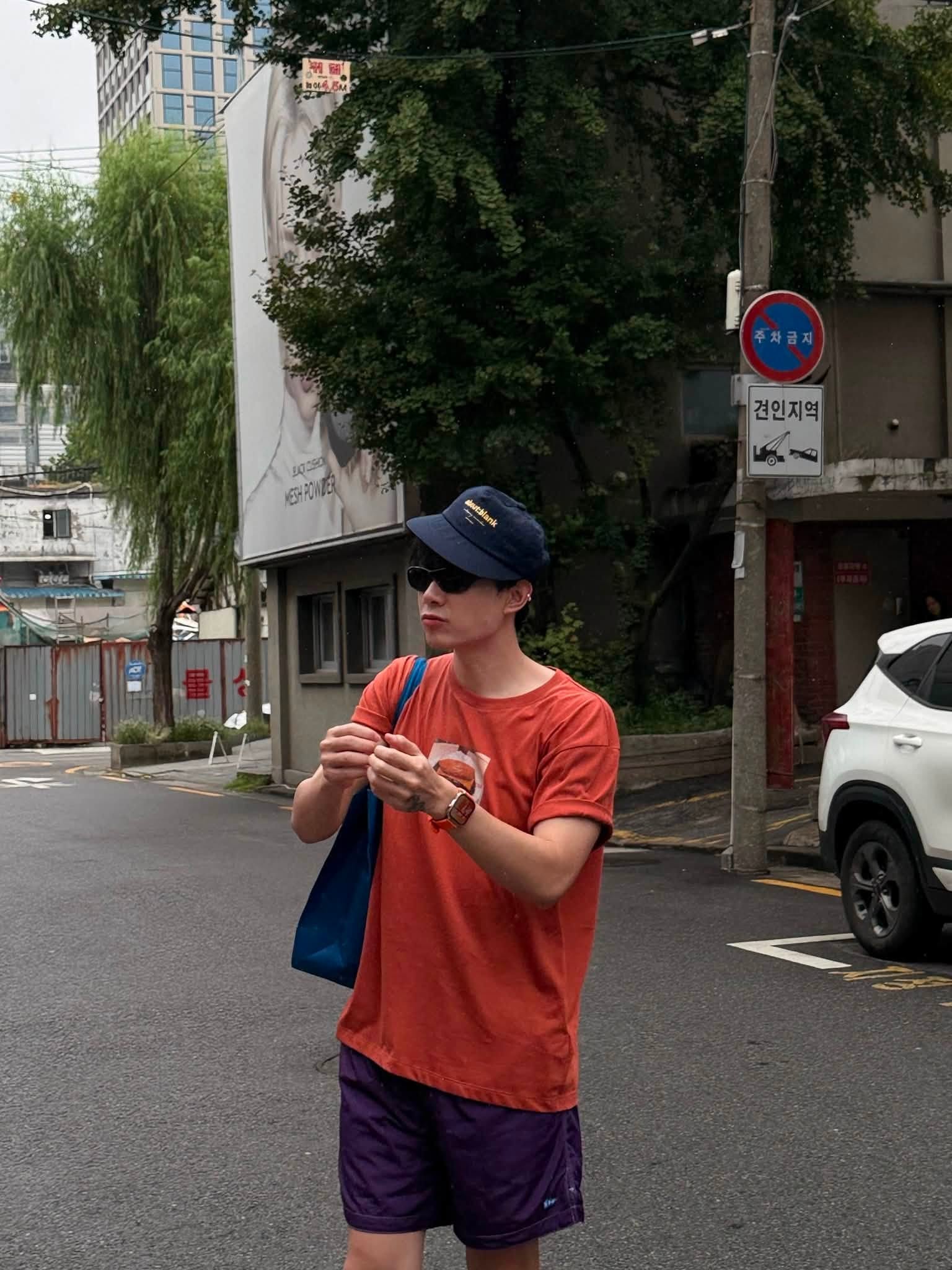 Outfit màu sắc được Anh Tú phối đầy tinh tế, thể hiện được dụng ý mà vẫn rất thời trang.