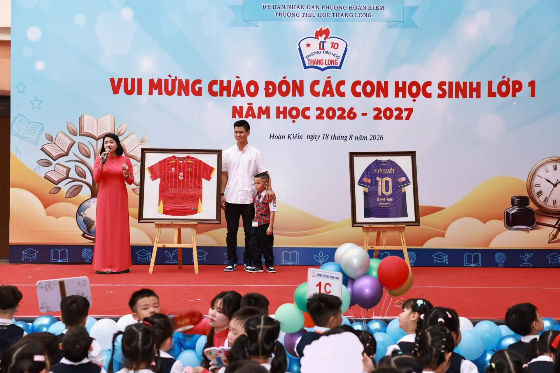 Món quà tinh thần mà gia đình Duy Mạnh gửi tặng nhà trường