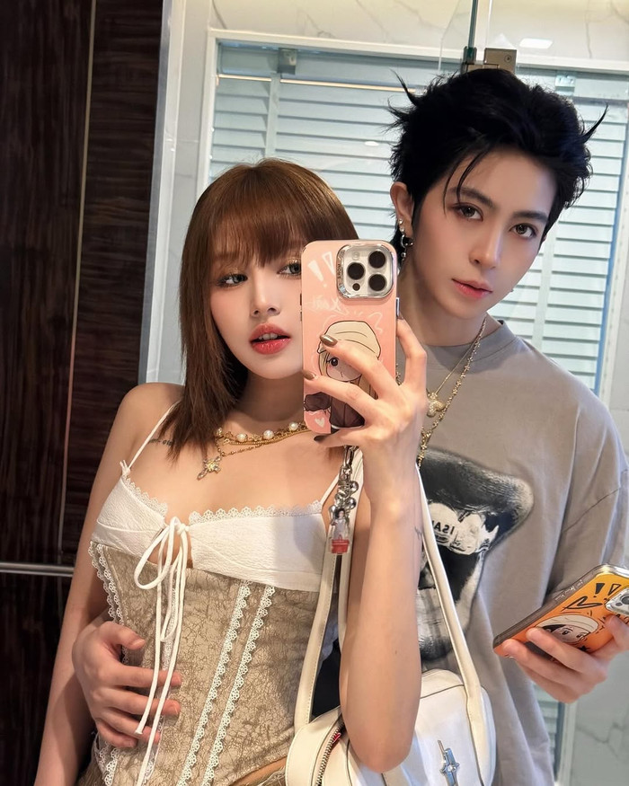 Cả hai không ngại dành cho đối phương những cử chỉ gần gũi, ngọt ngào. Ảnh: FBNV