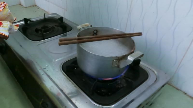 Vì sao nên đặt 1 chiếc đũa gỗ lên miệng nồi khi nước đang sôi?