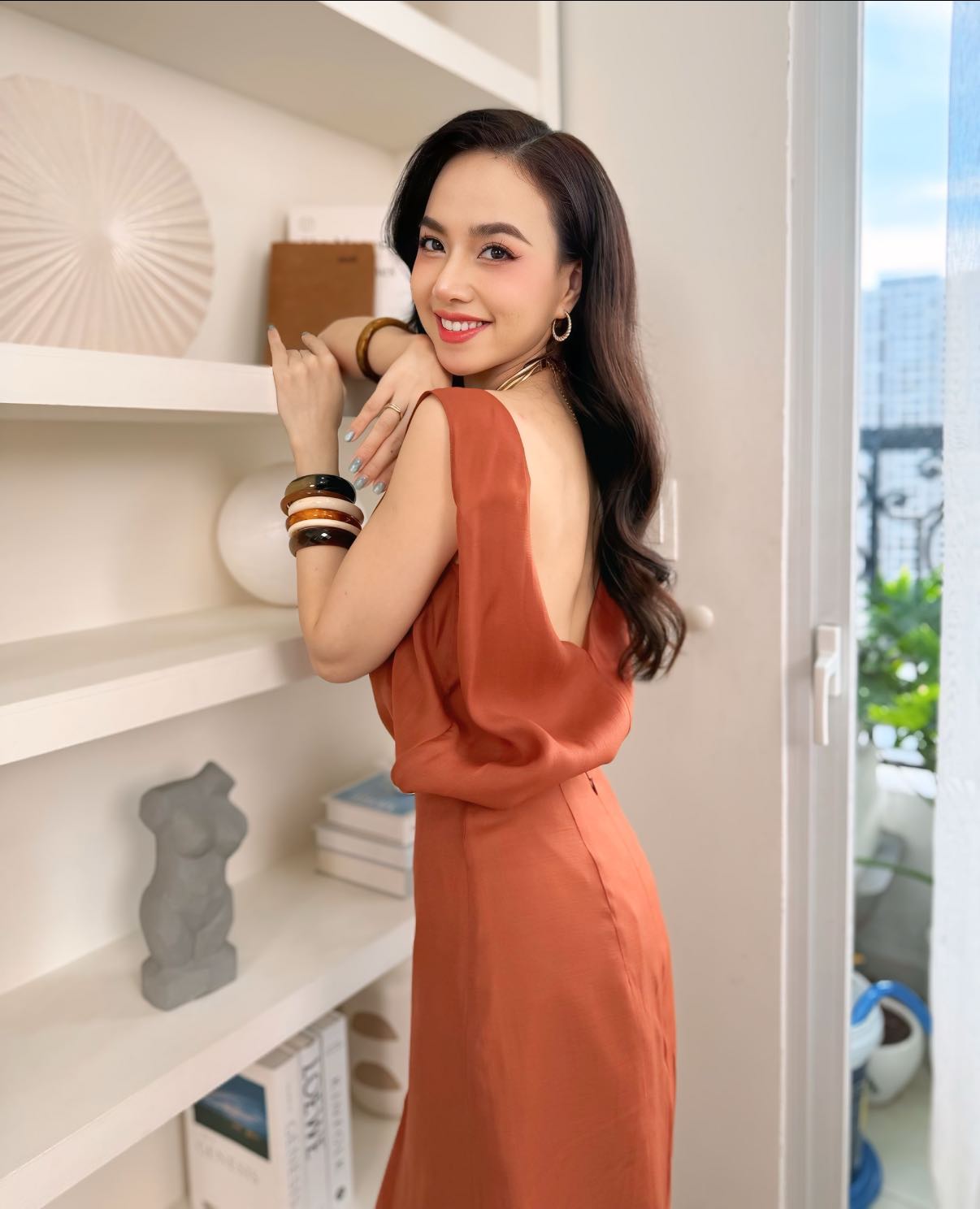 Mỹ nhân Việt bỏ hào quang showbiz, ở ẩn nuôi con trong biệt thự trăm tỷ