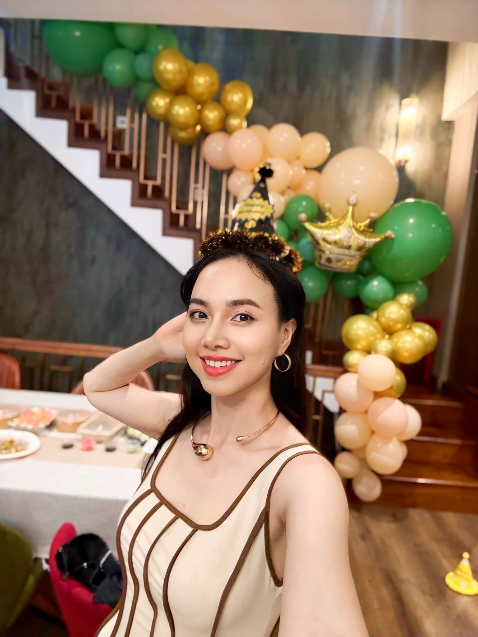 Mỹ nhân Việt bỏ hào quang showbiz, ở ẩn nuôi con trong biệt thự trăm tỷ