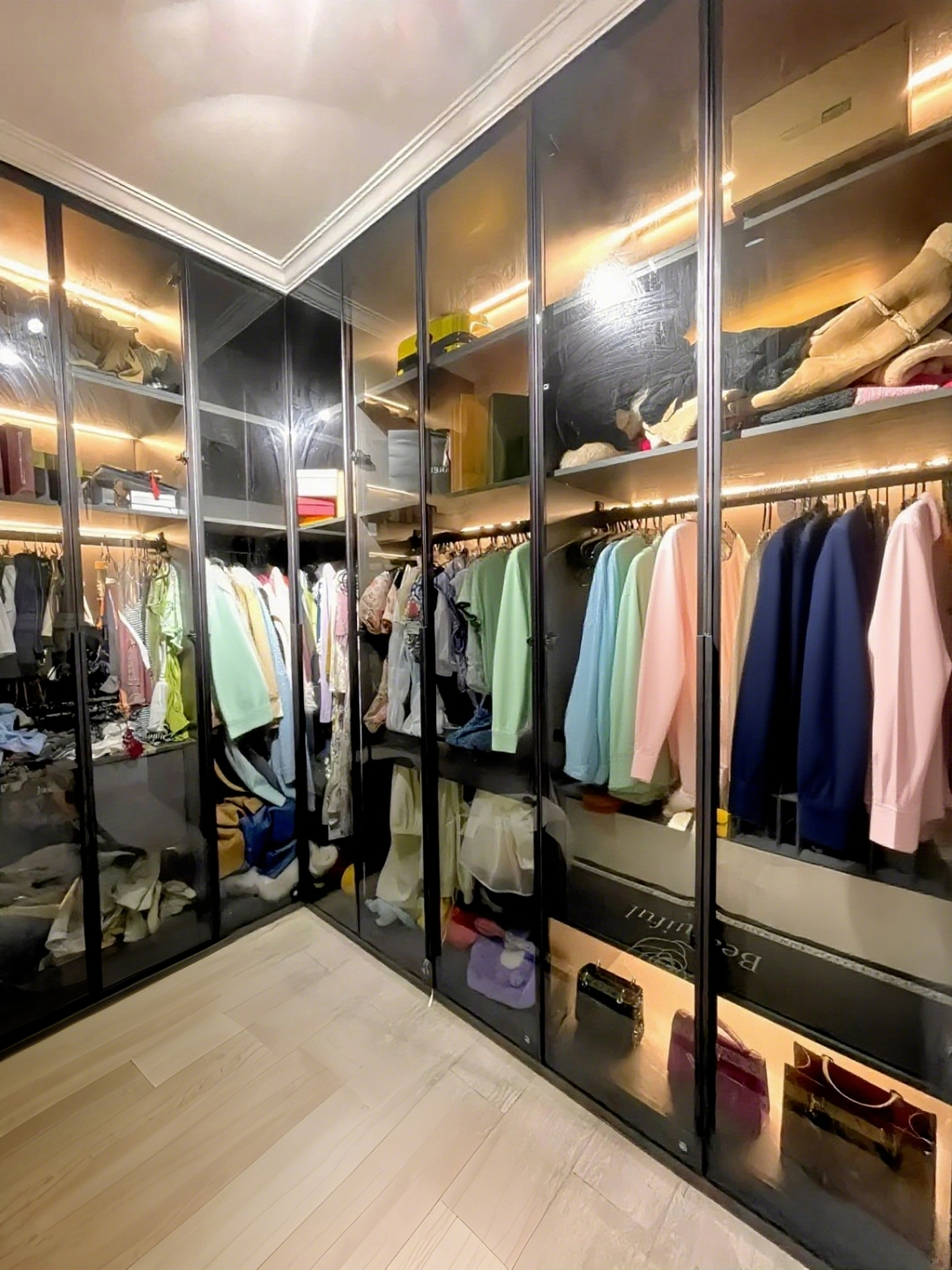 Vì sao tủ quần áo trong suốt từng là xu hướng, nay dần