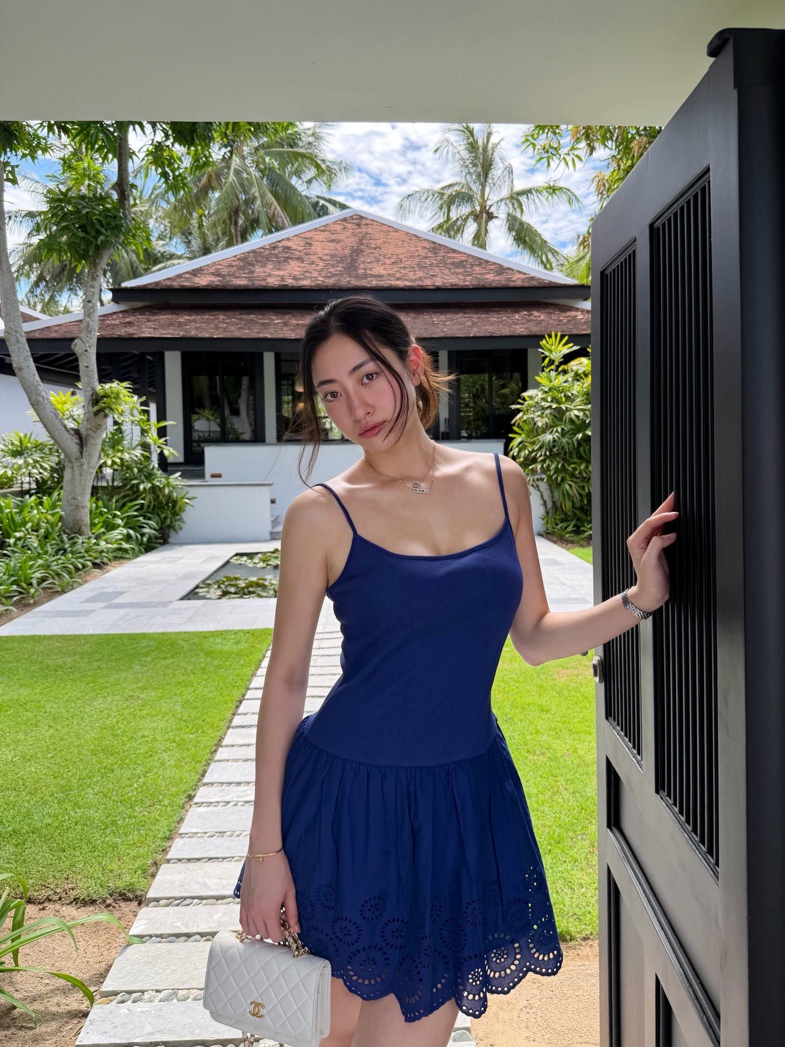 Mỹ nhân chân dài nhất showbiz: Té ngã vẫn slay như cảnh phim, đời thường là cao thủ mặc đẹp