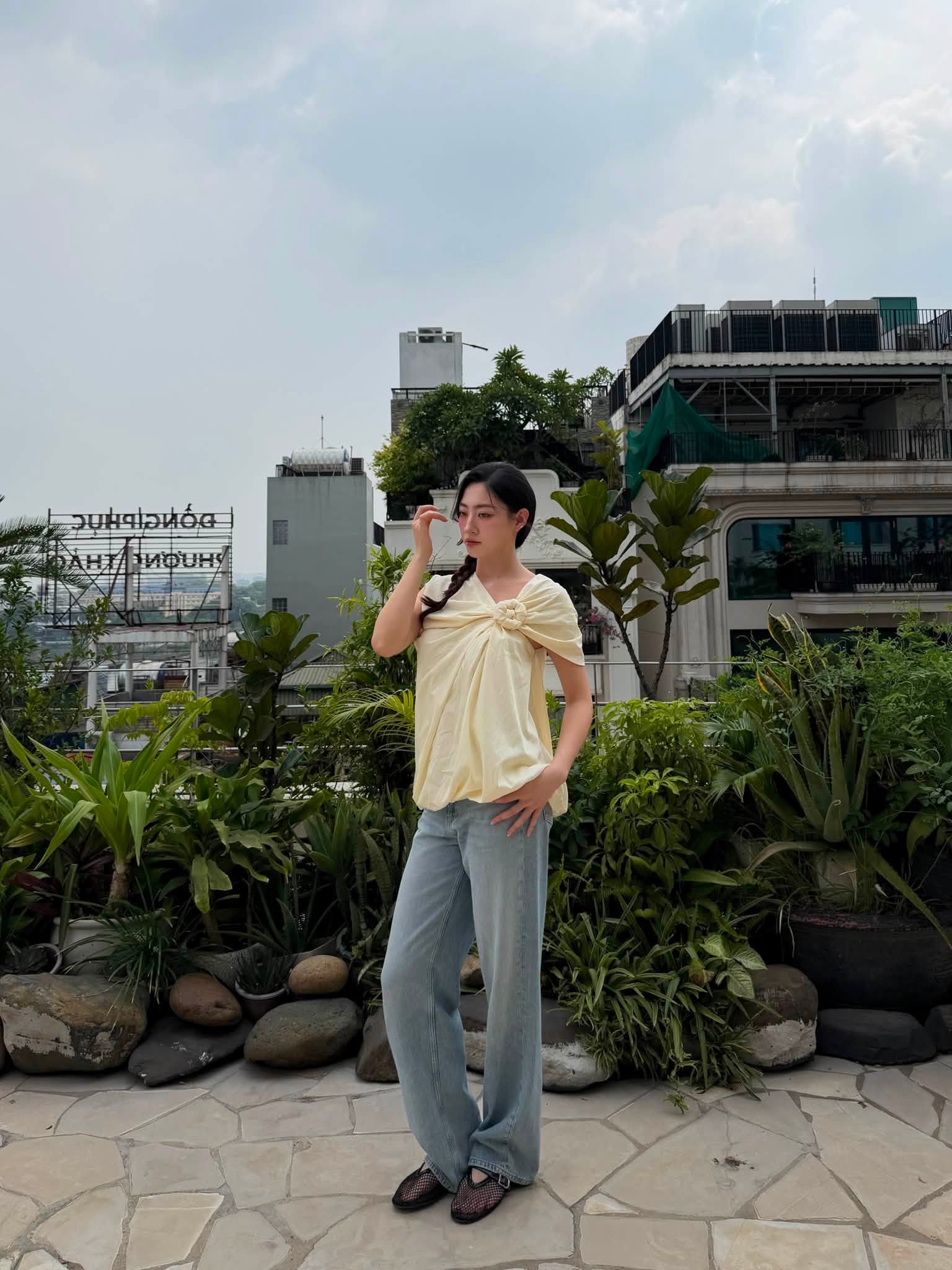 Mỹ nhân chân dài nhất showbiz: Té ngã vẫn slay như cảnh phim, đời thường là cao thủ mặc đẹp