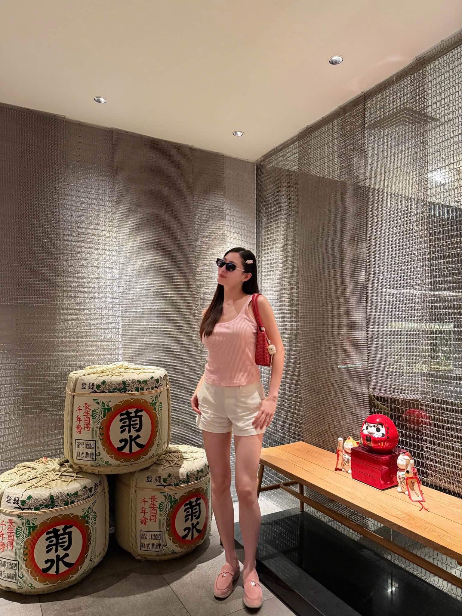 Mỹ nhân chân dài nhất showbiz: Té ngã vẫn slay như cảnh phim, đời thường là cao thủ mặc đẹp