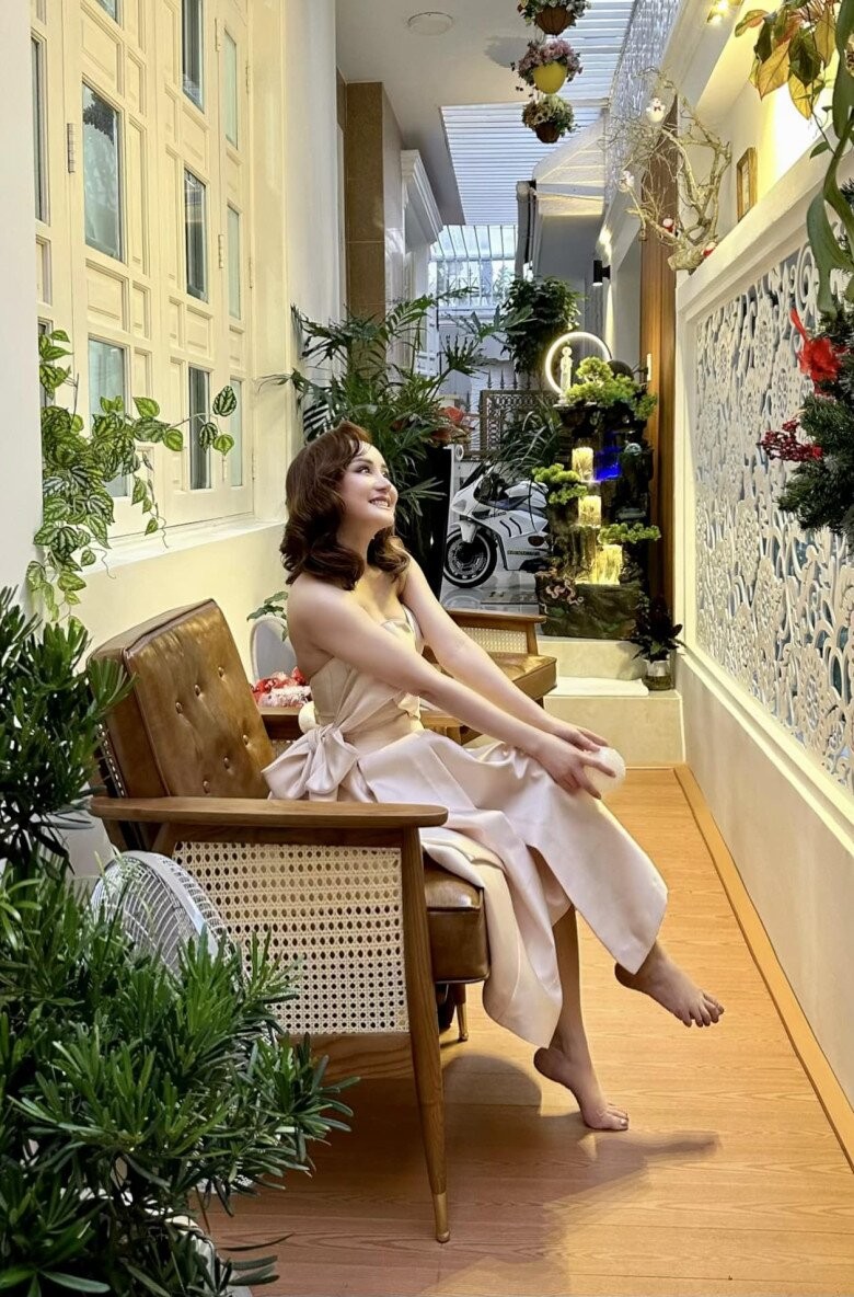 Vốn yêu thích cây xanh và hoa, Vy Oanh dành nhiều diện tích quanh nhà để trồng các loại hoa, cây cảnh và cây ăn trái. Ảnh: FBNV