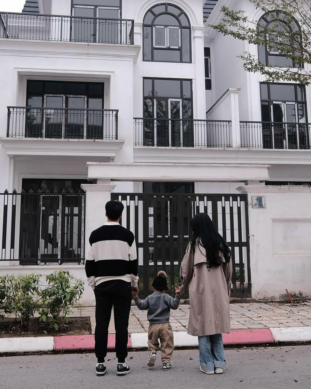2 mỹ nhân nổi tiếng cùng lấy cầu thủ, ở biệt thự chục tỷ tại Hà Nội: Doãn Hải My và Ngô Tố Uyên có điểm chung bất ngờ