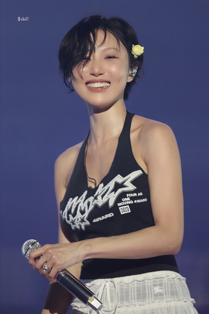 Hwasa được khen ngợi vì sự tụ tin và bản lĩnh sân khấu