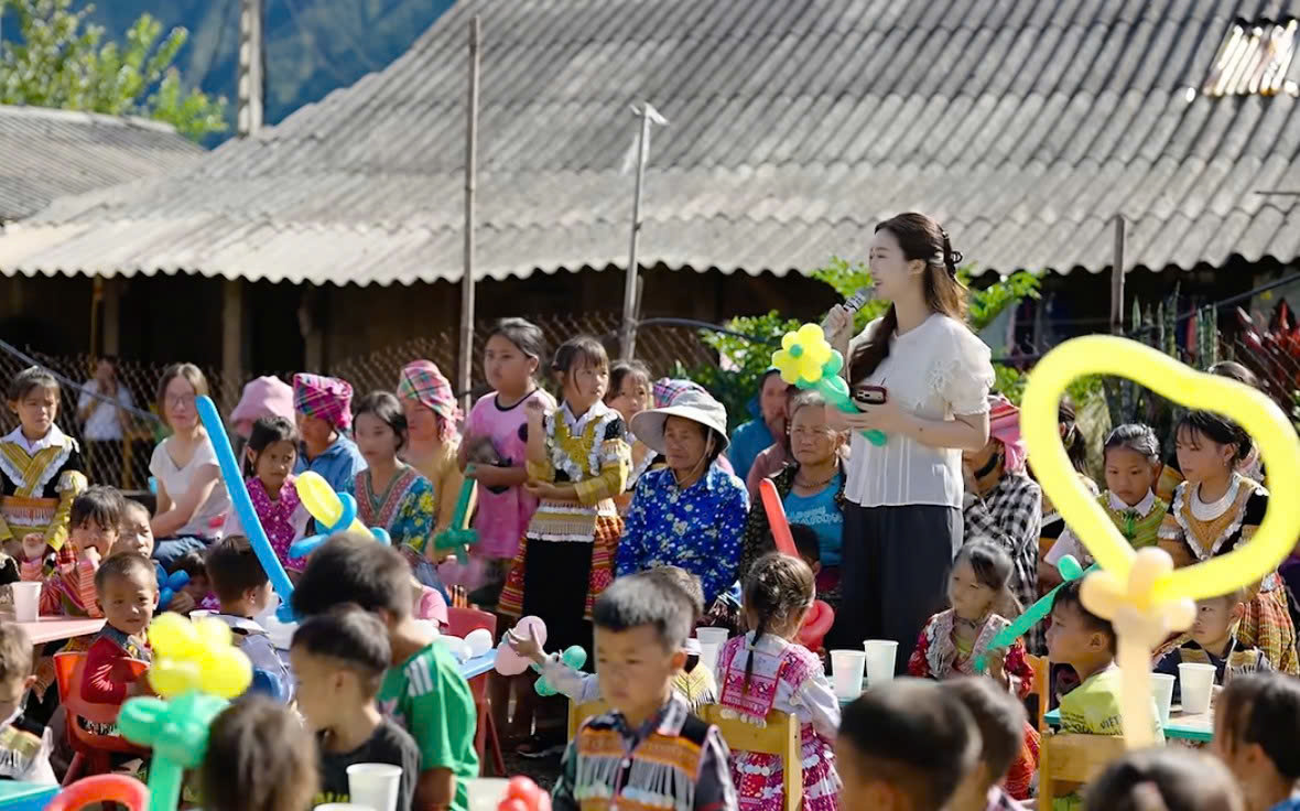 Cô mong muốn mang đến một môi trường học tập tốt hơn, giúp các em có thêm cơ hội khám phá, sáng tạo và phát triển. Ảnh: FBNV