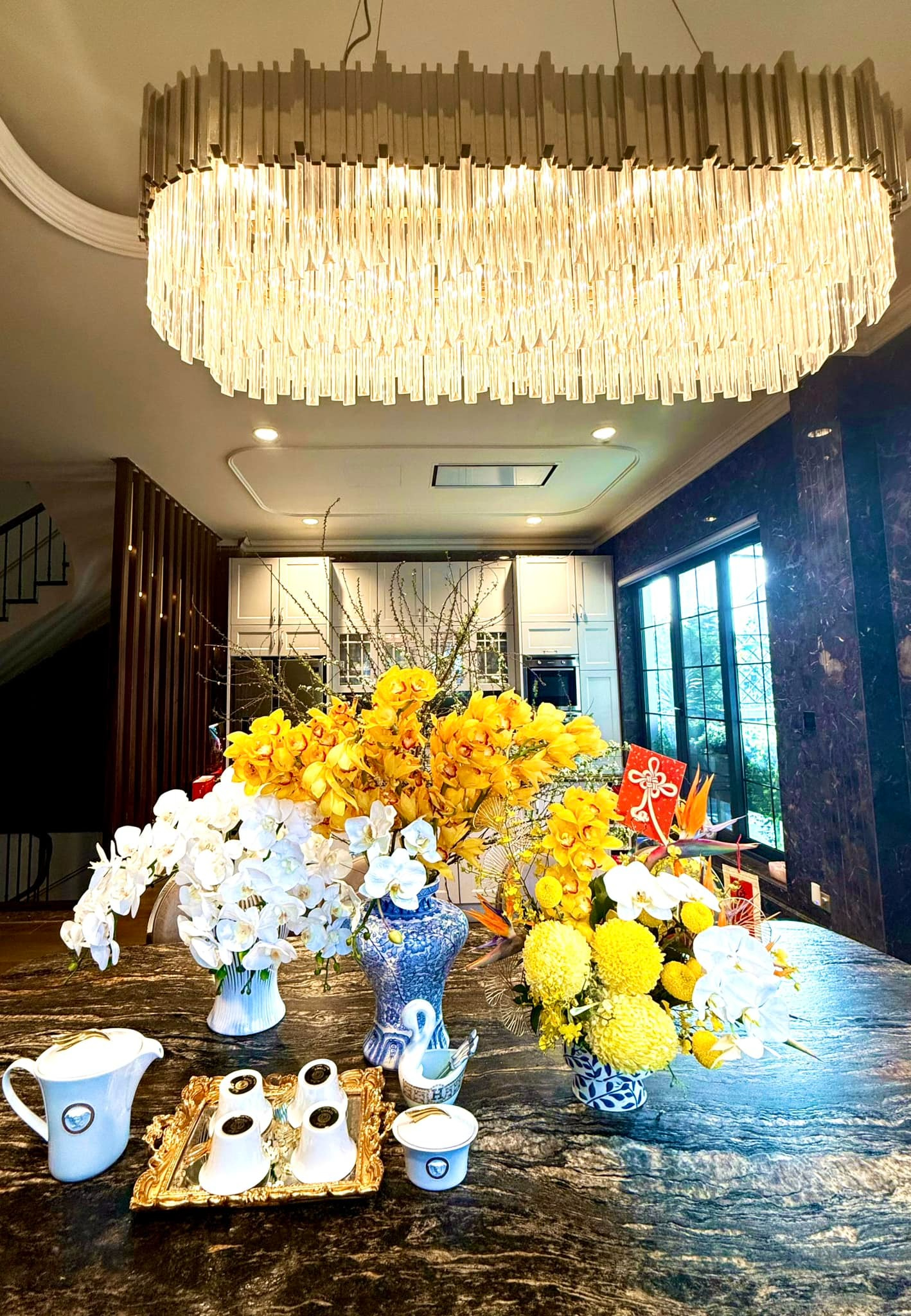 Không gian bếp gây ấn tượng với chiếc đèn chùm cỡ lớn