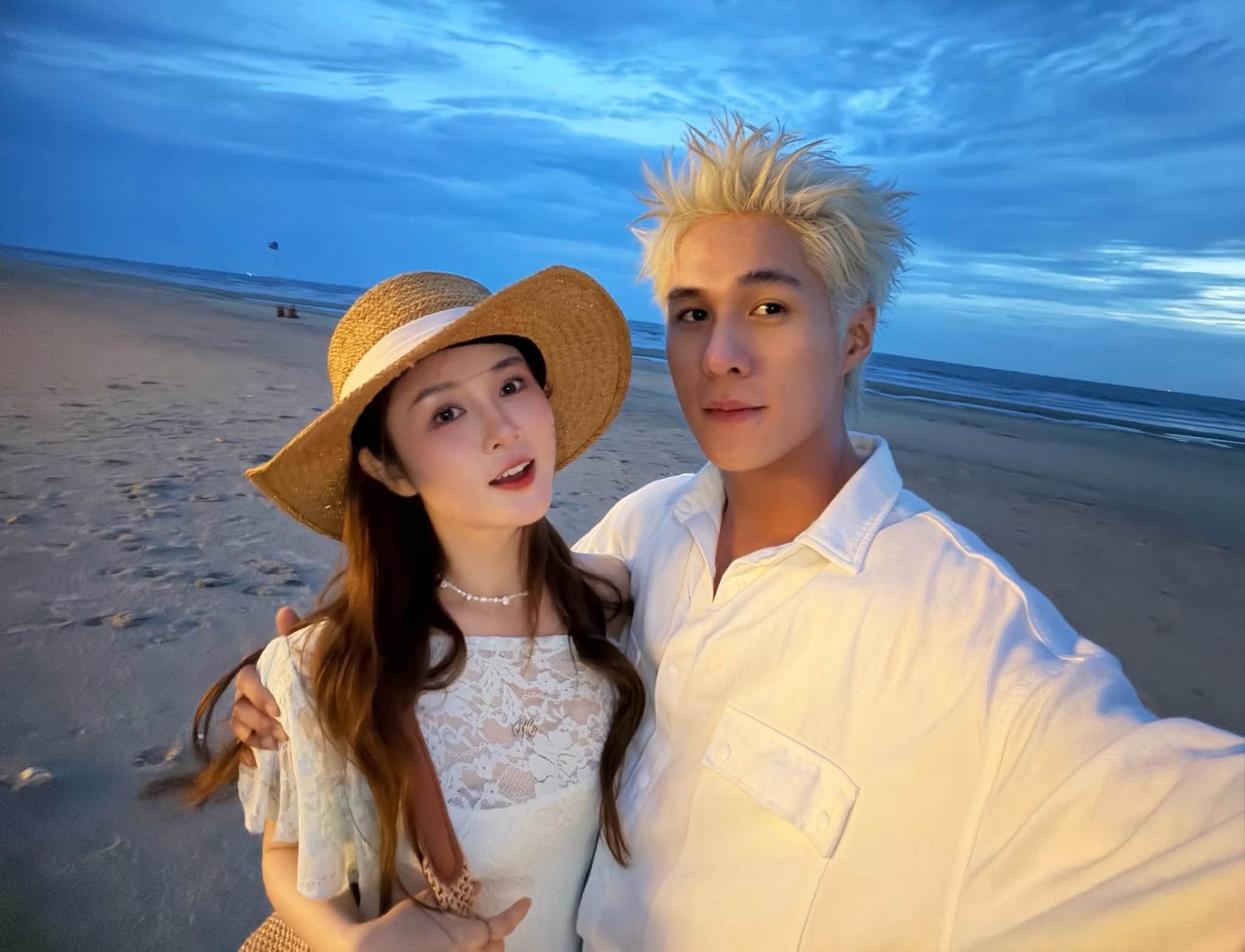 Otis và người yêu lớn hơn 7 tuổi - Ribi Sachi. 