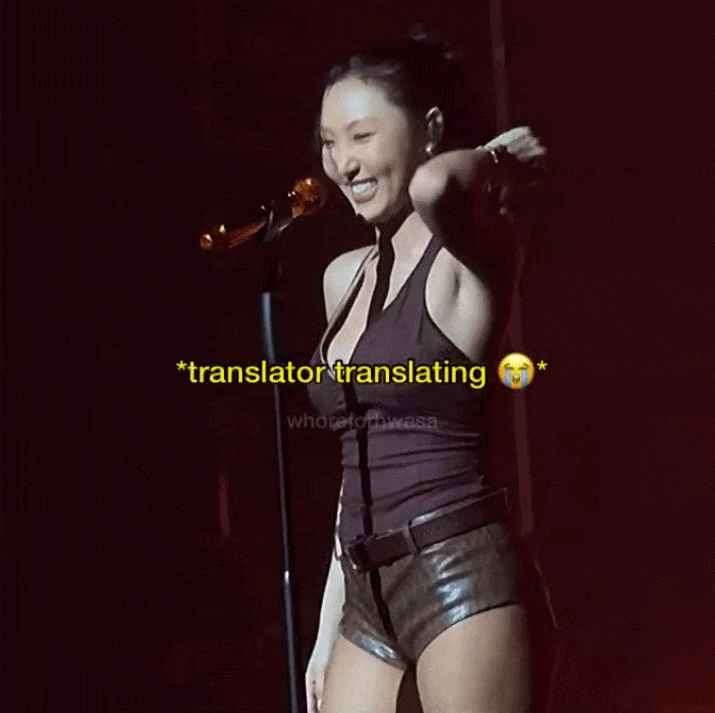 Hwasa được khen ngợi khi bình tĩnh giải thích tình hình, xin phép khán giả rồi mới rời sân khấu để xử lý