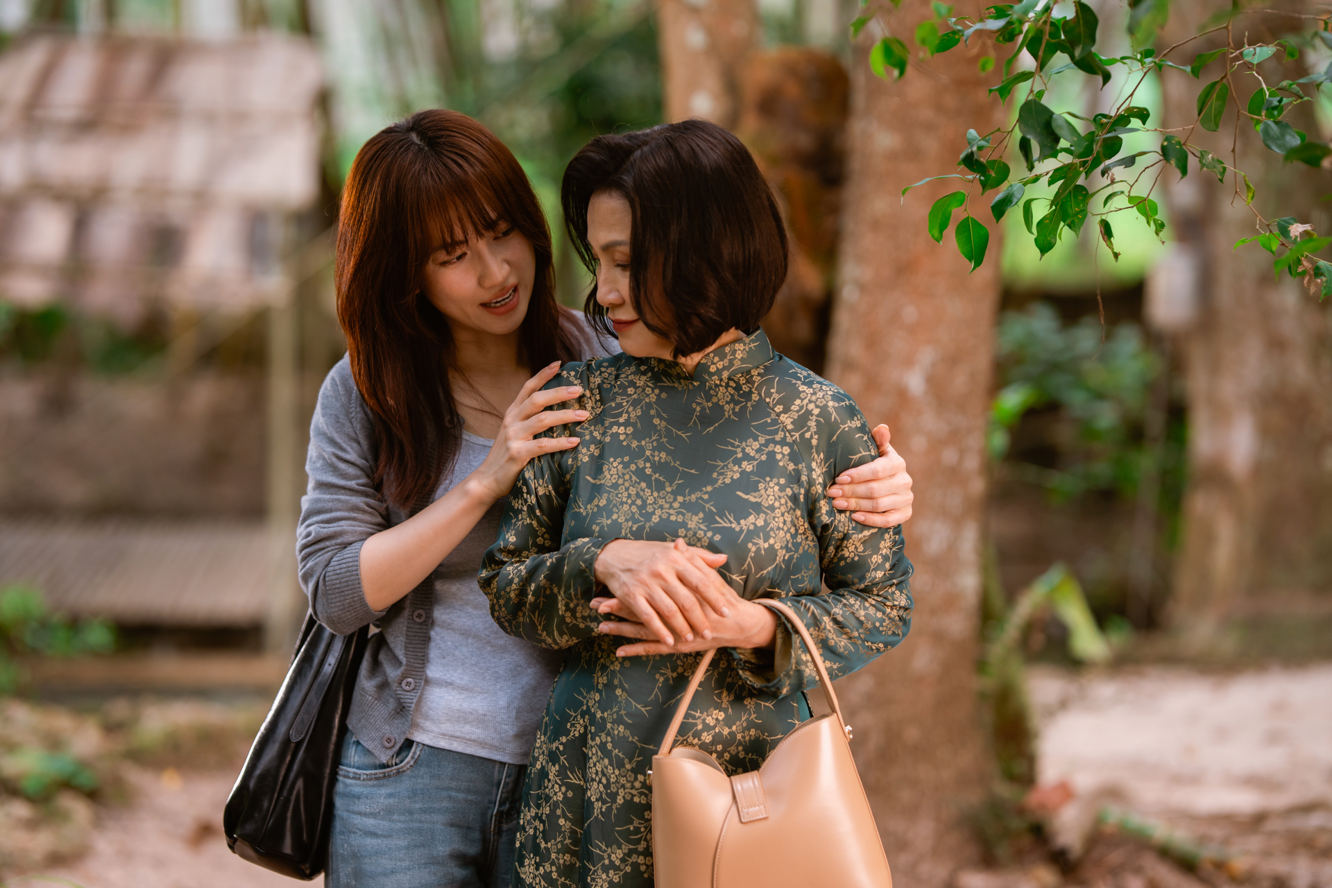 Cái tát đau đớn của mẹ Phương Anh Đào dành cho con gái