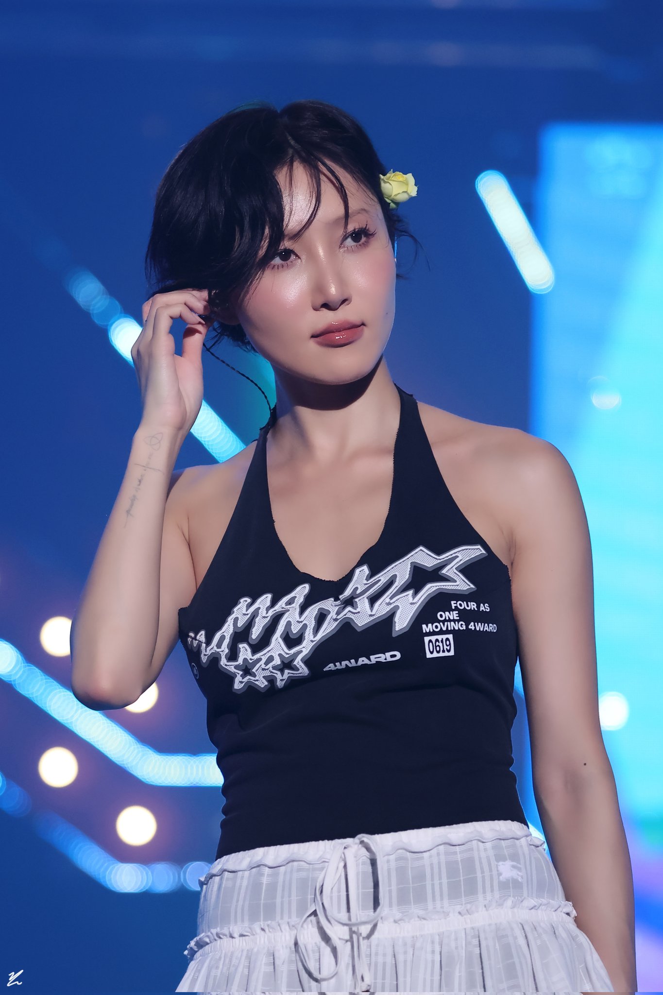 Hwasa được biết đến rộng rãi với vai trò thành viên MAMAMOO, đồng thời có sự nghiệp solo nổi bật
