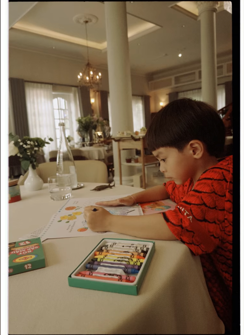 Mason đam mê đọc sách, vẽ, chơi đàn piano