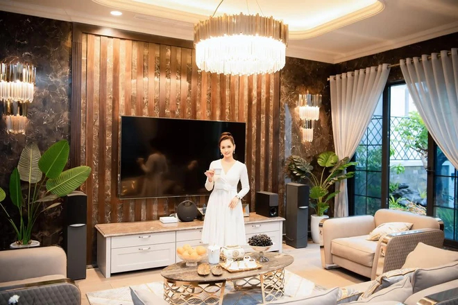 Không gian phòng khách rộng rãi trong cơ ngơi 60 tỷ của Lã Thanh Huyền