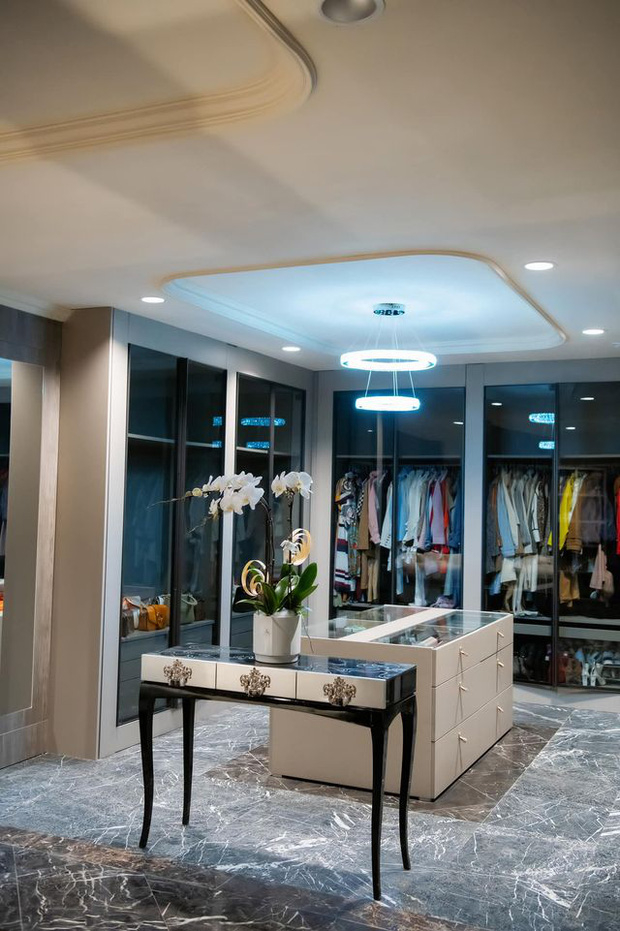 Phòng thay đồ của Lã Thanh Huyền được sắp xếp gọn gàng, ngăn nắp với hệ tủ và kệ được bố trí khoa học, giúp quần áo, phụ kiện và các món đồ thời trang đều có vị trí riêng