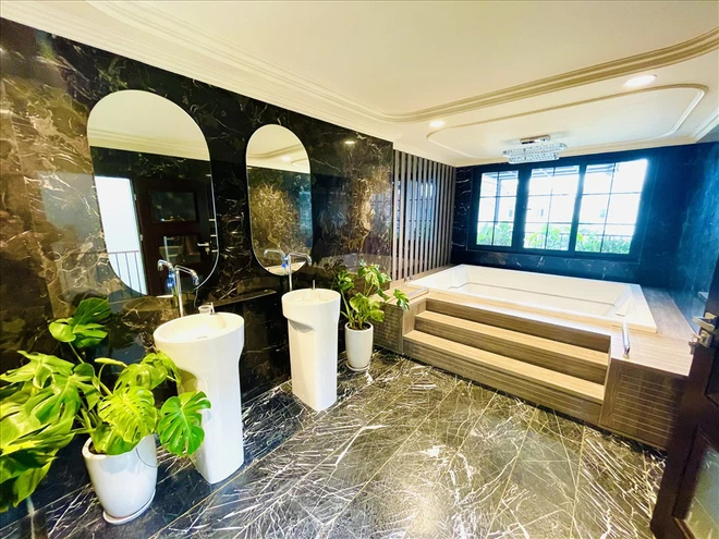 Phòng tắm có diện tích rộng rãi, thiết kế sang trọng và tiện nghi, đẹp mắt chẳng thua kém không gian tại một khách sạn 5 sao.