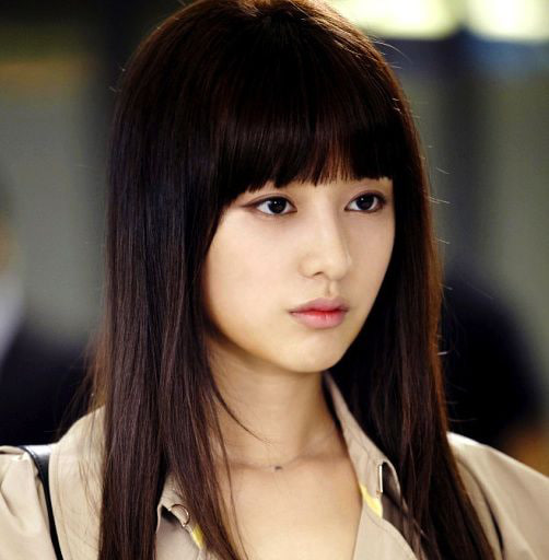 Tạo hình tiểu thư Rachel từng gây sốt màn ảnh Hàn của Kim Ji Won với kiểu tóc mái bằng ép thẳng cùng lối makeup nhấn vào đôi mắt sắc tương đồng với Hiền Hồ.