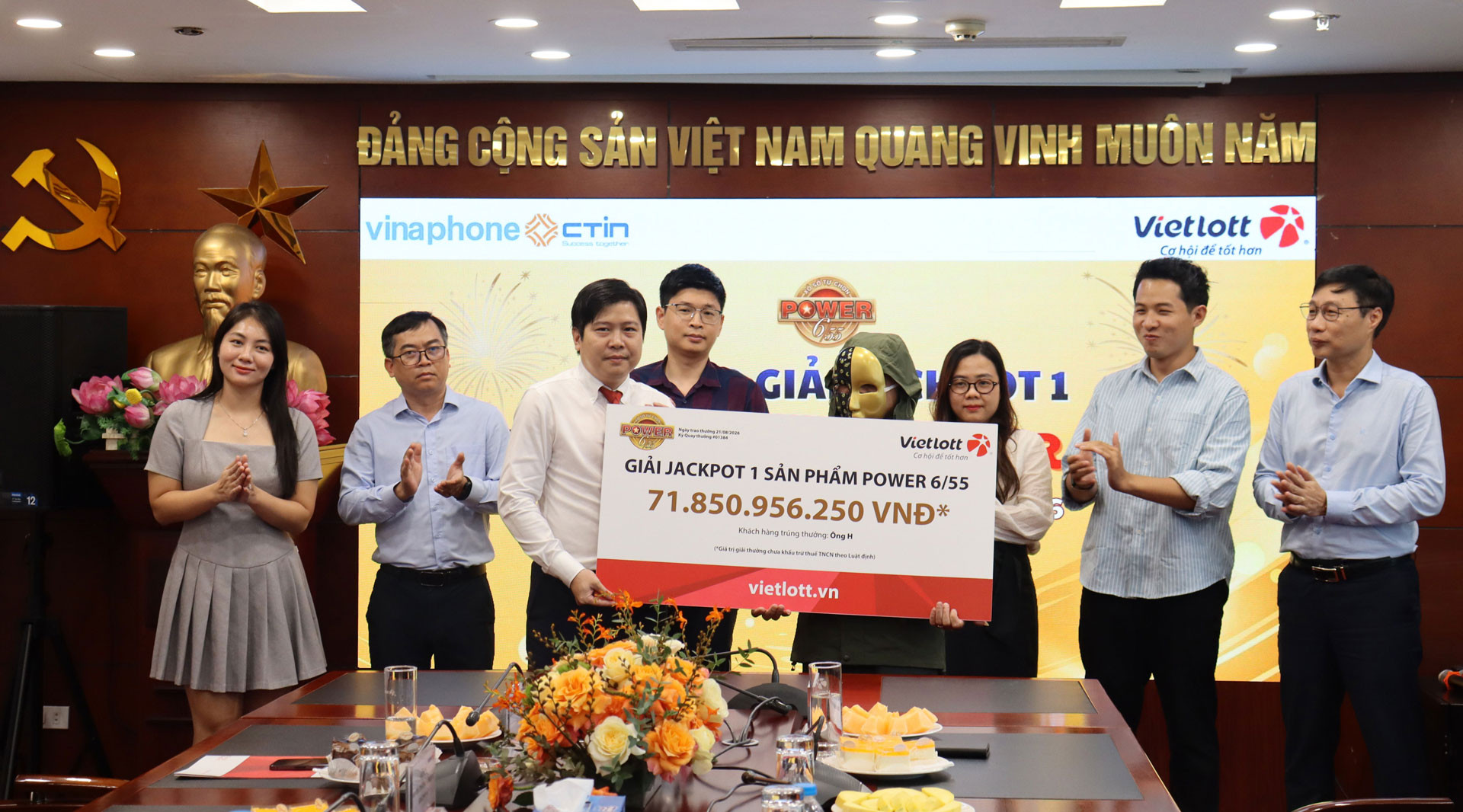 Ông H. (đeo mặt nạ) nhận thưởng trong lễ trao giải ngày 21/8