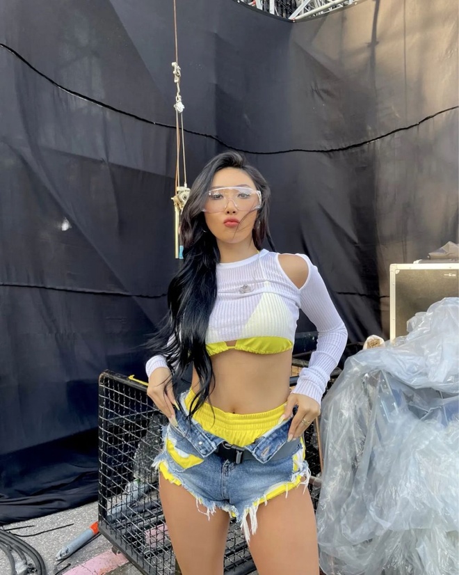 Hwasa thường lựa chọn những thiết kế ôm sát, cắt xẻ hoặc có khoảng hở táo bạo để tôn lên vóc dáng