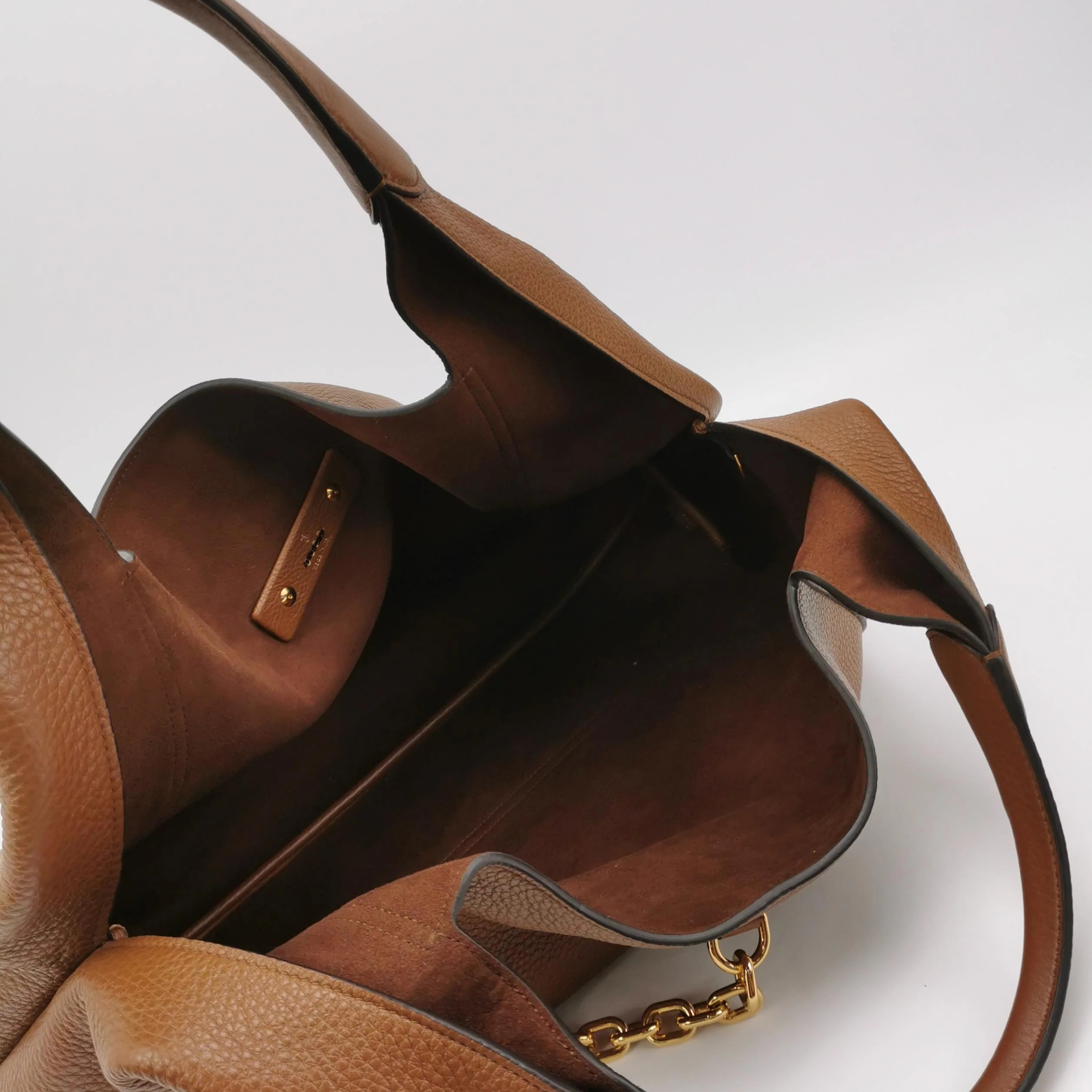 Một chiếc Gucci Softbit cũng bị gạch logo tương tự đang được bán trên nền tảng resell quốc tế.