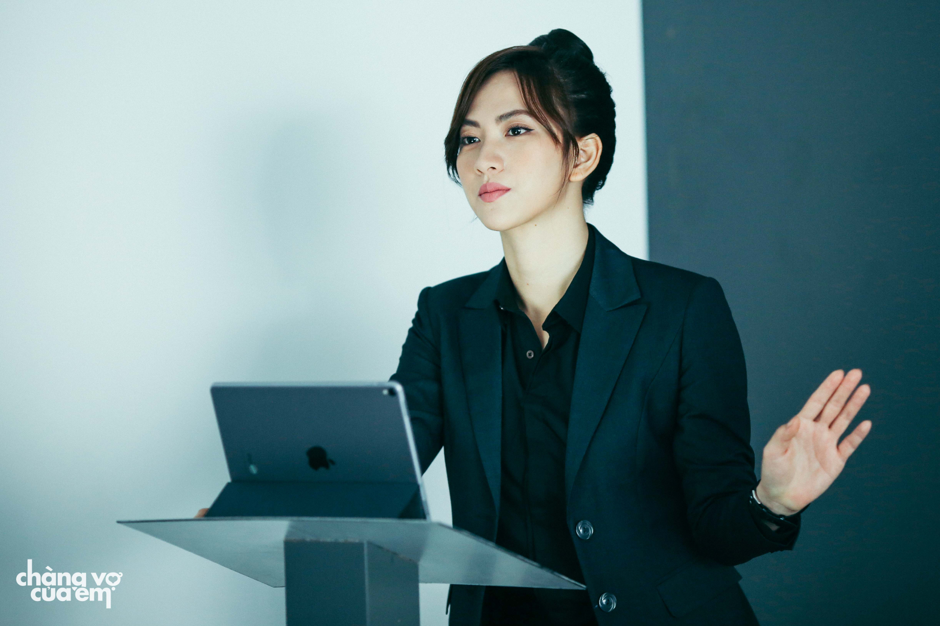 Vbiz có 1 đoá hoa càng bị đời vùi dập càng nở rộ, ông trời có thể lấy tất cả nhưng nhan sắc thì không