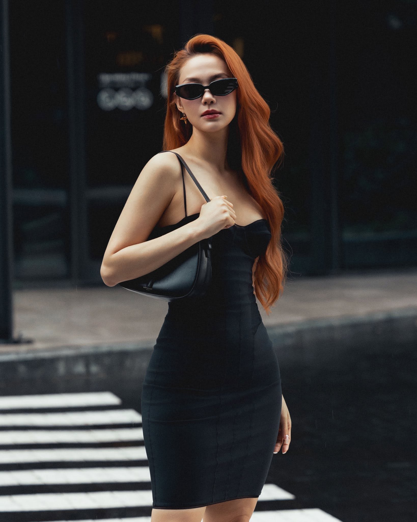 Là tay chơi hàng hiệu sành sỏi, Minh Hằng cũng không khỏi bất ngờ trước tình huống khó lường này.